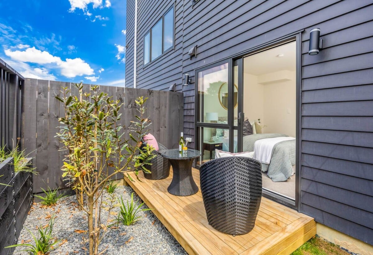 Motivated vendor, Brandnew 4 beds 3.5 baths home with garage, 2 ensuites, 1 ensuite ground floor, move-in ready, shops, parks, cafes, schools, and transport are close by, with Westgate, Northwest and Costco just minutes away, 0.7 km to West Harbour School, 8/6 Woodhouse Place, West Harbour, Auckland