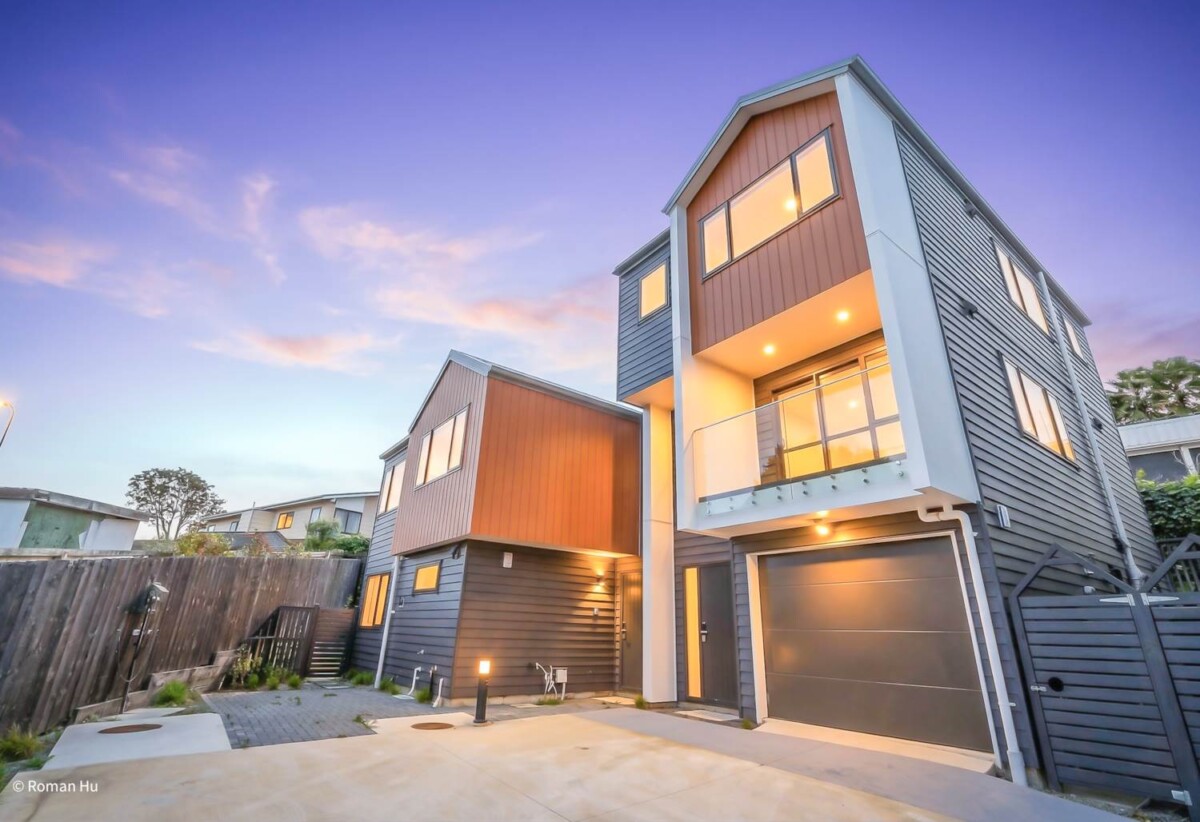 Motivated vendor, Brandnew 4 beds 3.5 baths home with garage, 2 ensuites, 1 ensuite ground floor, move-in ready, shops, parks, cafes, schools, and transport are close by, with Westgate, Northwest and Costco just minutes away, 0.7 km to West Harbour School, 8/6 Woodhouse Place, West Harbour, Auckland