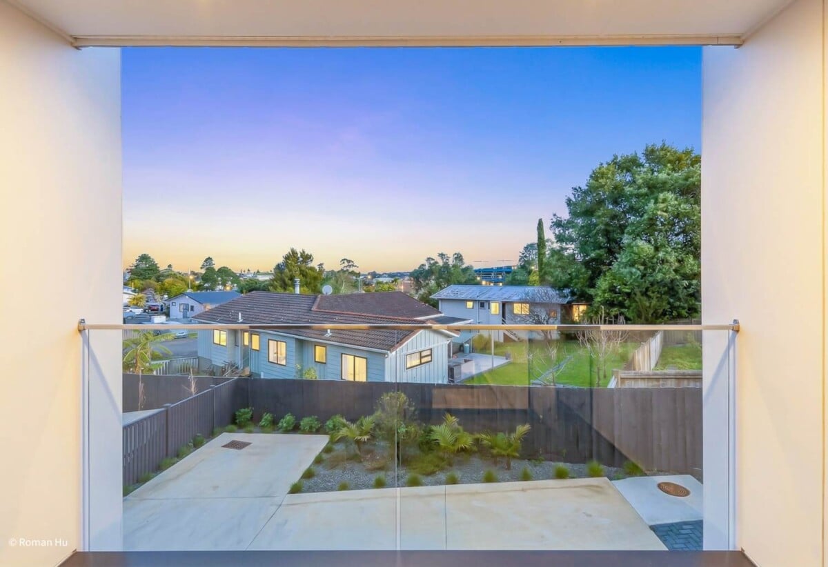 Motivated vendor, Brandnew 4 beds 3.5 baths home with garage, 2 ensuites, 1 ensuite ground floor, move-in ready, shops, parks, cafes, schools, and transport are close by, with Westgate, Northwest and Costco just minutes away, 0.7 km to West Harbour School, 8/6 Woodhouse Place, West Harbour, Auckland