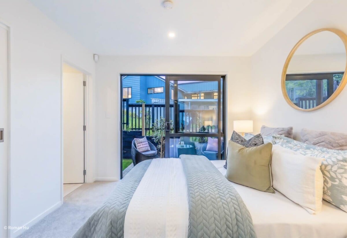 Motivated vendor, Brandnew 4 beds 3.5 baths home with garage, 2 ensuites, 1 ensuite ground floor, move-in ready, shops, parks, cafes, schools, and transport are close by, with Westgate, Northwest and Costco just minutes away, 0.7 km to West Harbour School, 8/6 Woodhouse Place, West Harbour, Auckland