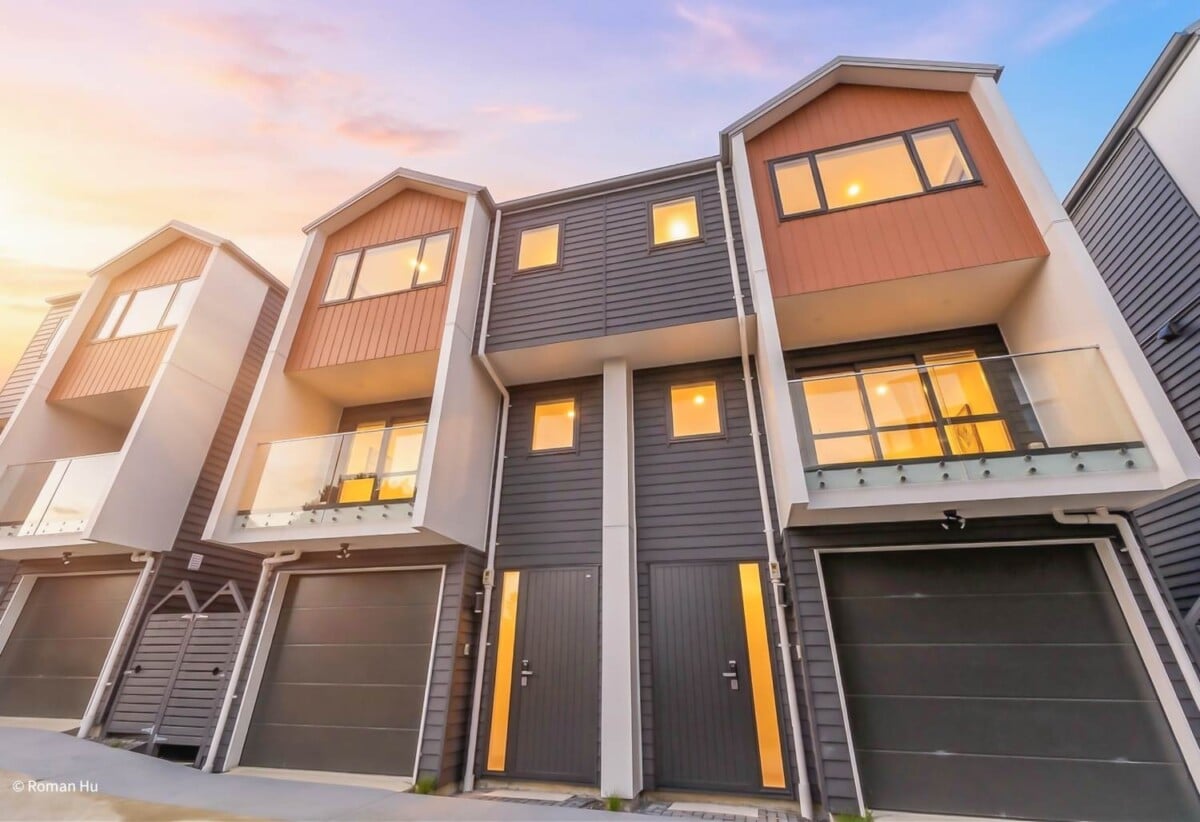 Motivated vendor, Brandnew 4 beds 3.5 baths home with garage, 2 ensuites, 1 ensuite ground floor, move-in ready, shops, parks, cafes, schools, and transport are close by, with Westgate, Northwest and Costco just minutes away, 0.7 km to West Harbour School, 8/6 Woodhouse Place, West Harbour, Auckland