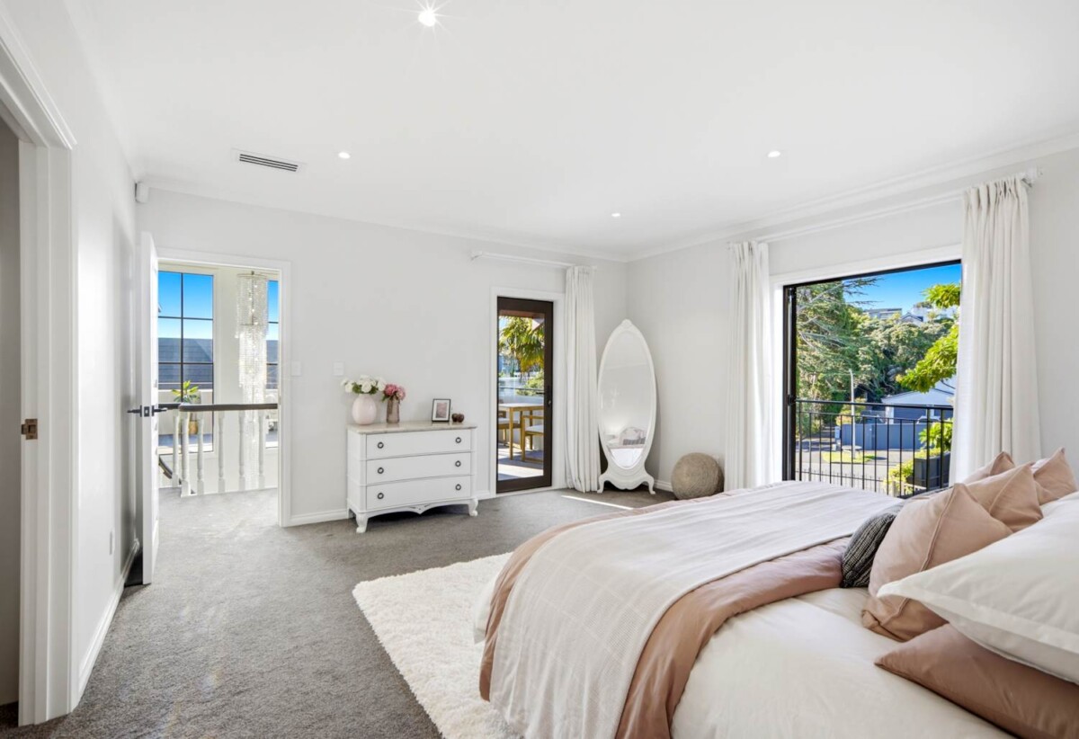 411m2 5 beds + office space 4 baths house with garage on 809m2 section, with RC to subdivide and concept plans available, for a new standalone house on the front section. just moments from St Heliers village and the waterfront, 0.6 km to Churchill Park School, 41 Bay Road, St Heliers, Auckland