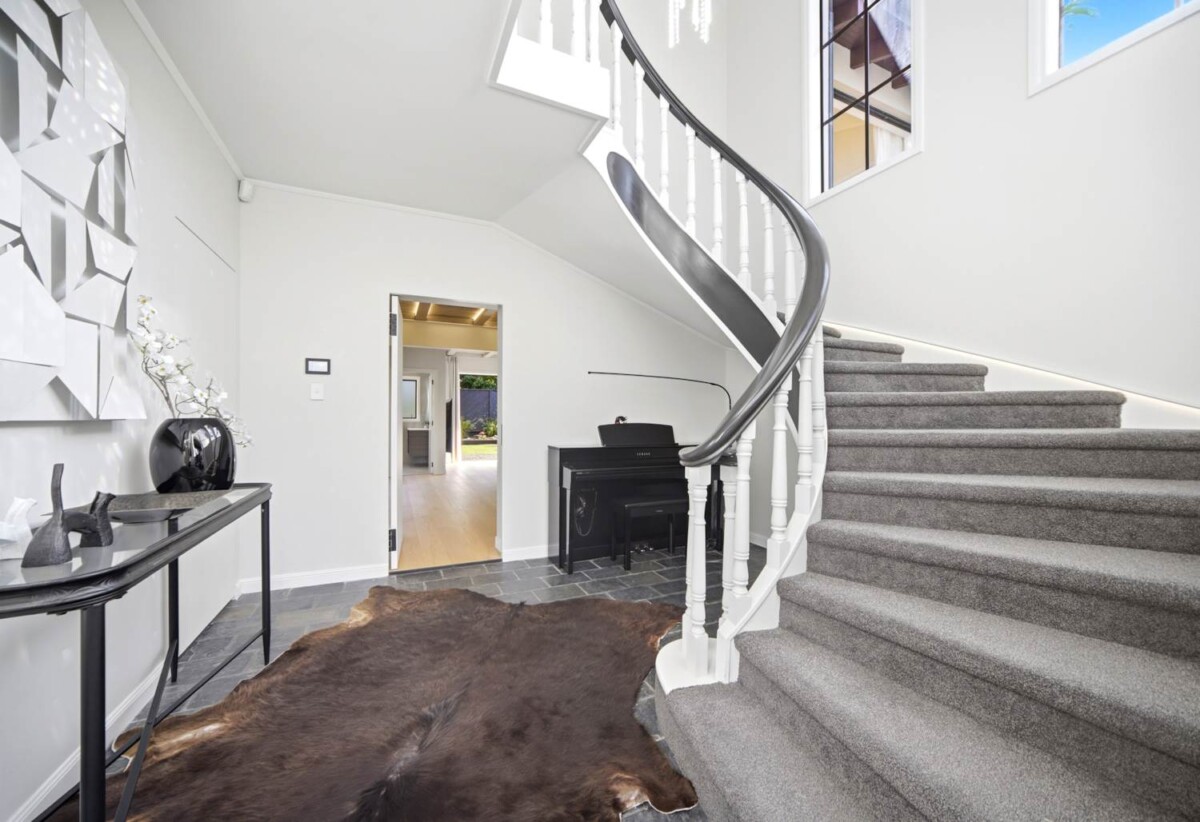 411m2 5 beds + office space 4 baths house with garage on 809m2 section, with RC to subdivide and concept plans available, for a new standalone house on the front section. just moments from St Heliers village and the waterfront, 0.6 km to Churchill Park School, 41 Bay Road, St Heliers, Auckland