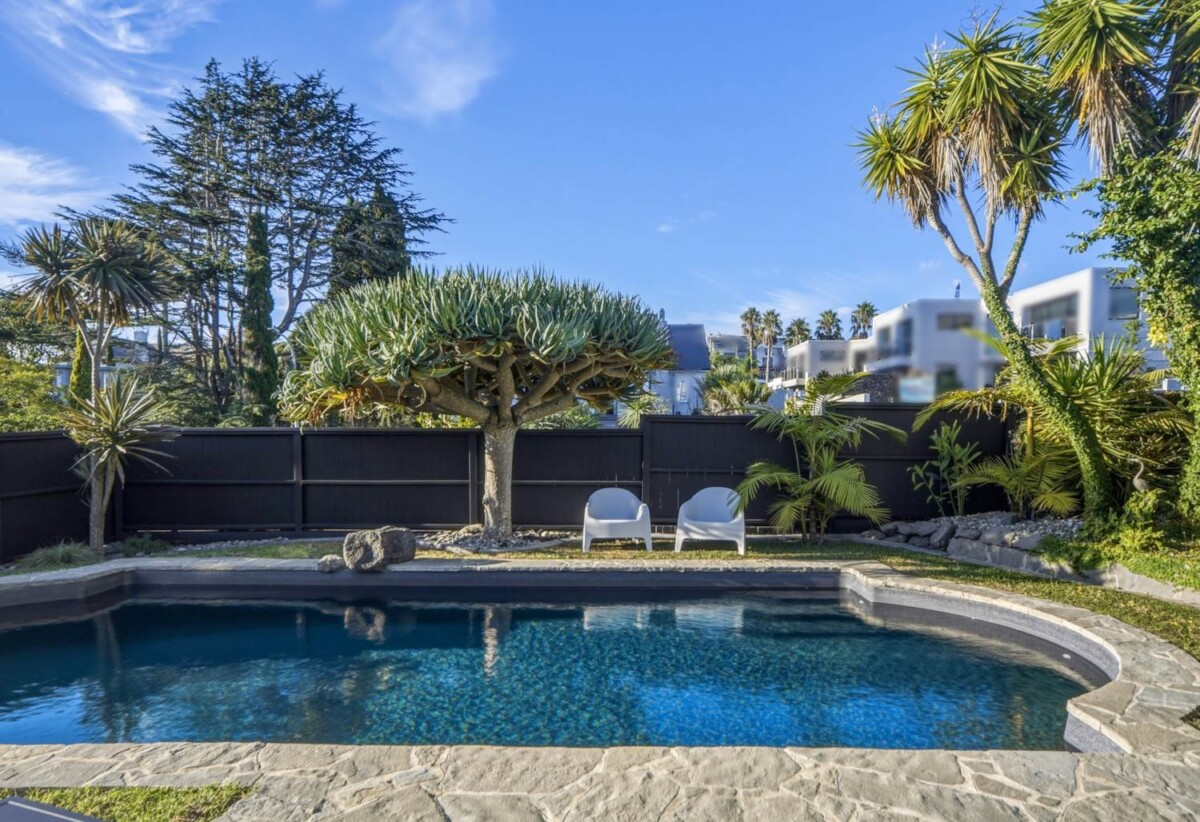 411m2 5 beds + office space 4 baths house with garage on 809m2 section, with RC to subdivide and concept plans available, for a new standalone house on the front section. just moments from St Heliers village and the waterfront, 0.6 km to Churchill Park School, 41 Bay Road, St Heliers, Auckland