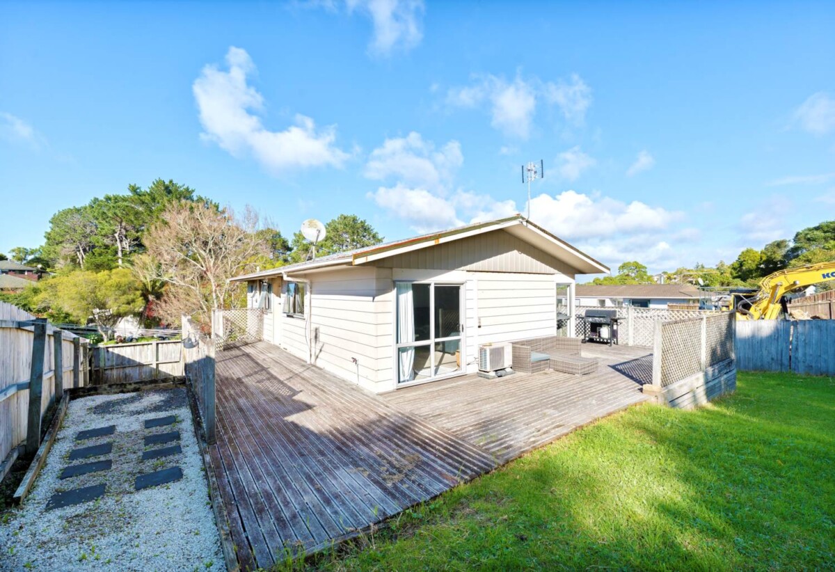 Rangitoto College and Double Westlake school zone, 3 beds house on 674m2 section, close to schools, shops, shoppingcentres, reserve, motorway access, 0.4 km to Sunnynook School, 36 Lavery Place, Sunnynook, Auckland