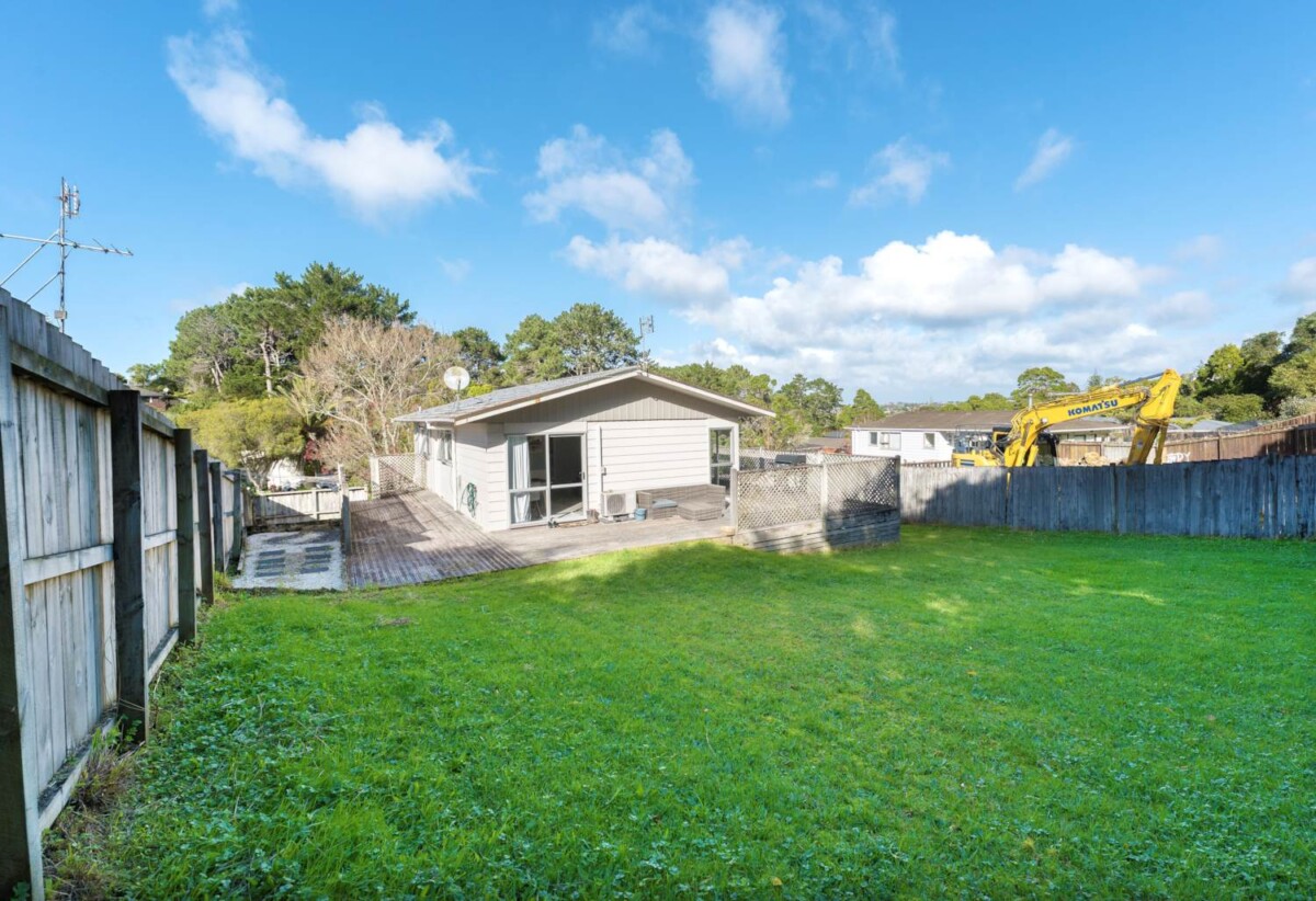 Rangitoto College and Double Westlake school zone, 3 beds house on 674m2 section, close to schools, shops, shoppingcentres, reserve, motorway access, 0.4 km to Sunnynook School, 36 Lavery Place, Sunnynook, Auckland