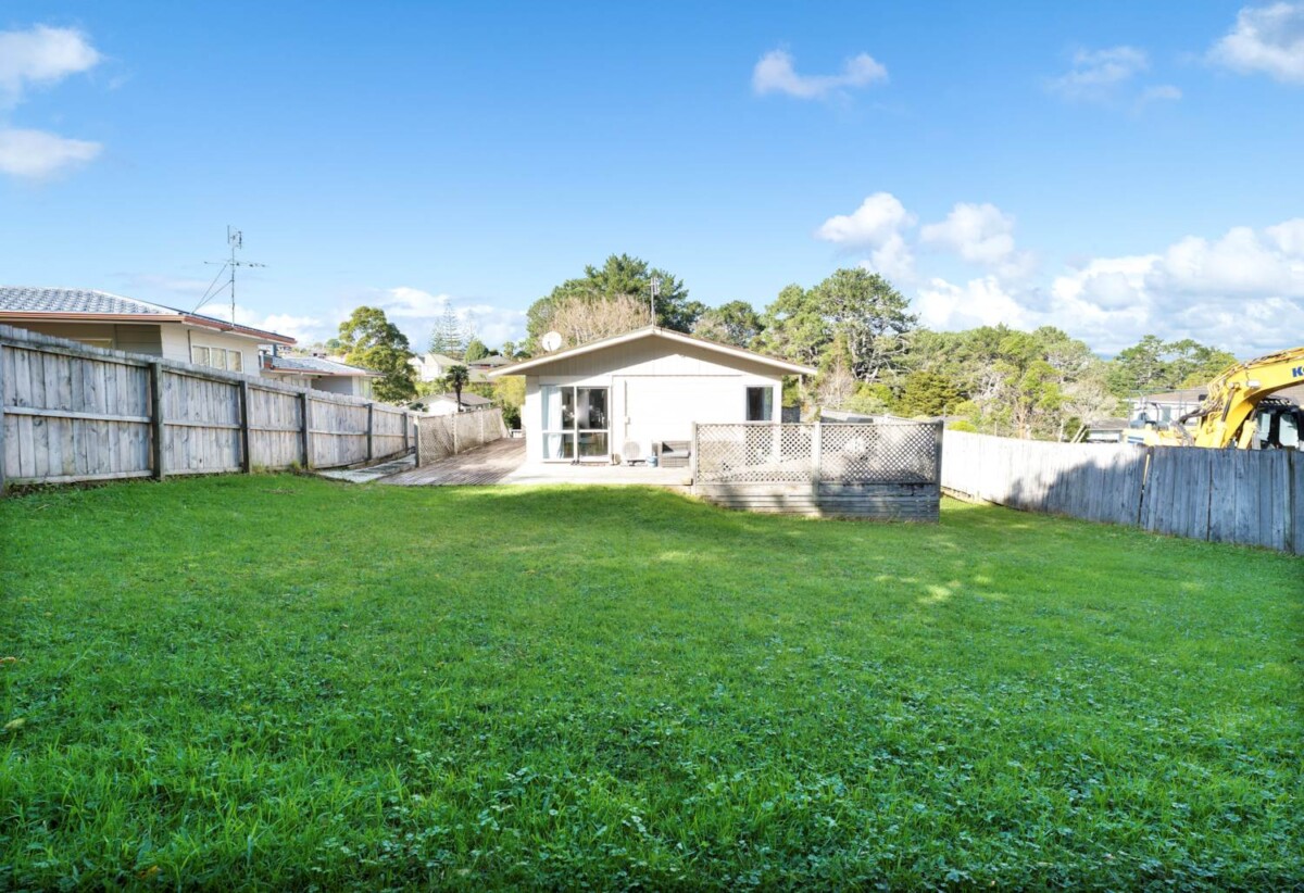 Rangitoto College and Double Westlake school zone, 3 beds house on 674m2 section, close to schools, shops, shoppingcentres, reserve, motorway access, 0.4 km to Sunnynook School, 36 Lavery Place, Sunnynook, Auckland