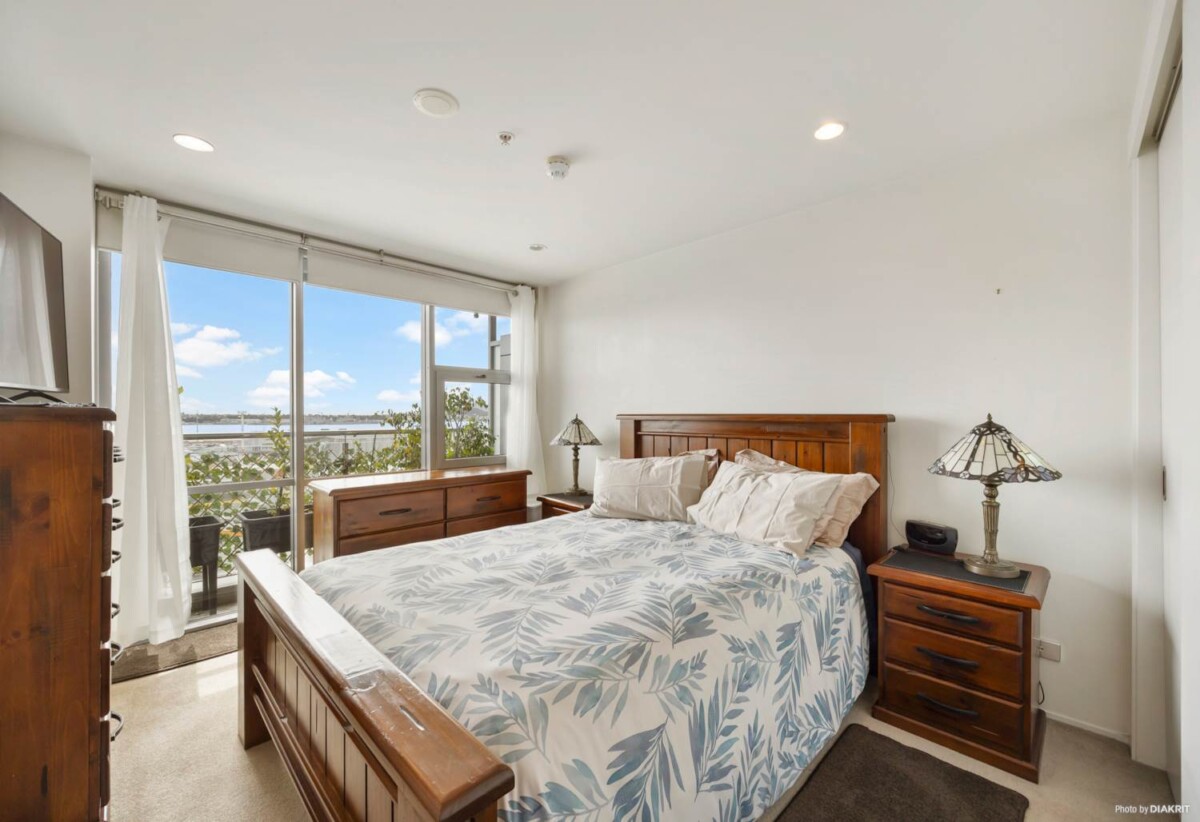 Auckland Girls’ Grammar School zone, Renovated Leasehold 2 beds 2 baths 2 car parks apartment, 74sqm plus a massive balcony of approx. 18sqm, just a short stroll to Britomart, Queen Street, and Commercial Bay, 1004/30 Beach Road, City Centre, Auckland