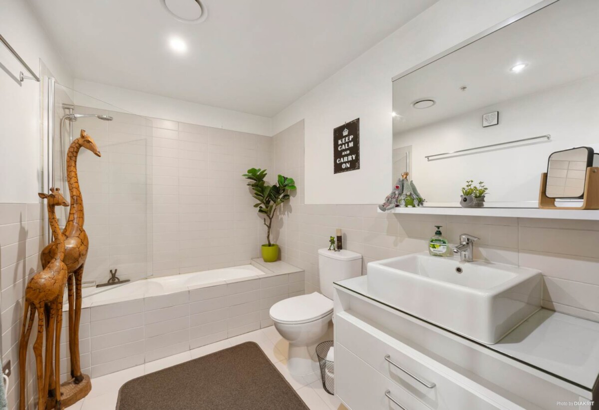 Auckland Girls’ Grammar School zone, Renovated Leasehold 2 beds 2 baths 2 car parks apartment, 74sqm plus a massive balcony of approx. 18sqm, just a short stroll to Britomart, Queen Street, and Commercial Bay, 1004/30 Beach Road, City Centre, Auckland