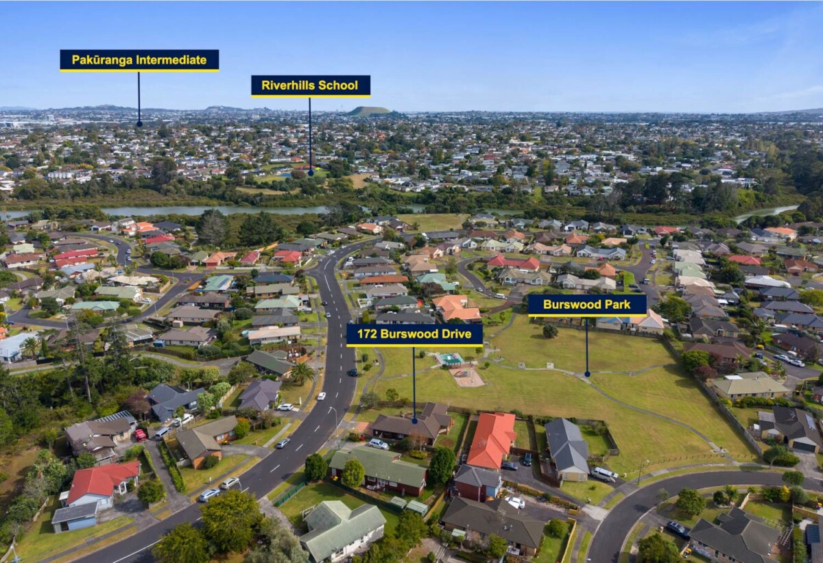Parkside Living, Renovated Brick and tile 3 beds 1 bath house with double garage on 606m2 section, close to shops, shopping centres, schools, zoned for Riverhills School, Pakuranga Heights Intermediate, Howick Intermediate, Edgewater College, and Santa Maria College, 172 Burswood Drive, Burswood, Auckland