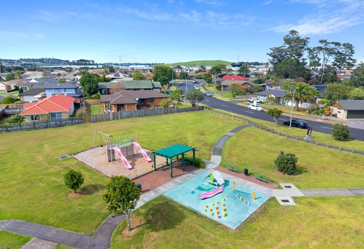 Parkside Living, Renovated Brick and tile 3 beds 1 bath house with double garage on 606m2 section, close to shops, shopping centres, schools, zoned for Riverhills School, Pakuranga Heights Intermediate, Howick Intermediate, Edgewater College, and Santa Maria College, 172 Burswood Drive, Burswood, Auckland