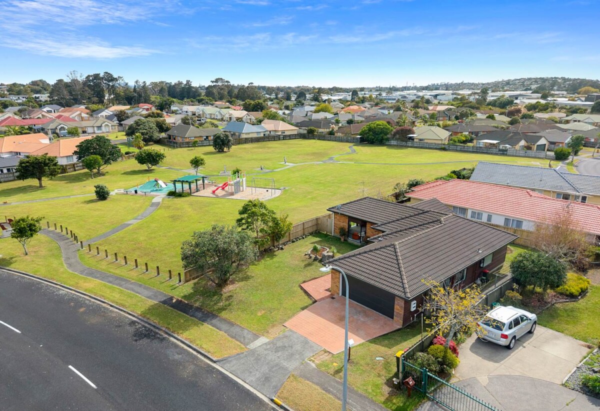 Parkside Living, Renovated Brick and tile 3 beds 1 bath house with double garage on 606m2 section, close to shops, shopping centres, schools, zoned for Riverhills School, Pakuranga Heights Intermediate, Howick Intermediate, Edgewater College, and Santa Maria College, 172 Burswood Drive, Burswood, Auckland