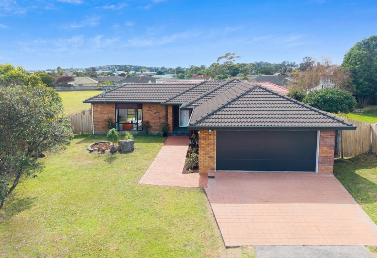 Parkside Living, Renovated Brick and tile 3 beds 1 bath house with double garage on 606m2 section, close to shops, shopping centres, schools, zoned for Riverhills School, Pakuranga Heights Intermediate, Howick Intermediate, Edgewater College, and Santa Maria College, 172 Burswood Drive, Burswood, Auckland
