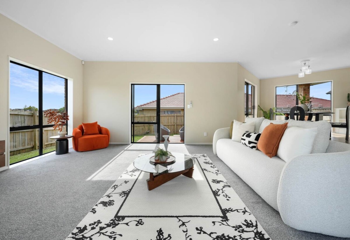 Parkside Living, Renovated Brick and tile 3 beds 1 bath house with double garage on 606m2 section, close to shops, shopping centres, schools, zoned for Riverhills School, Pakuranga Heights Intermediate, Howick Intermediate, Edgewater College, and Santa Maria College, 172 Burswood Drive, Burswood, Auckland