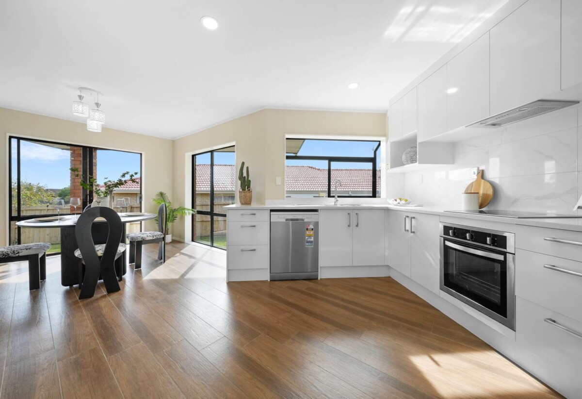 Parkside Living, Renovated Brick and tile 3 beds 1 bath house with double garage on 606m2 section, close to shops, shopping centres, schools, zoned for Riverhills School, Pakuranga Heights Intermediate, Howick Intermediate, Edgewater College, and Santa Maria College, 172 Burswood Drive, Burswood, Auckland