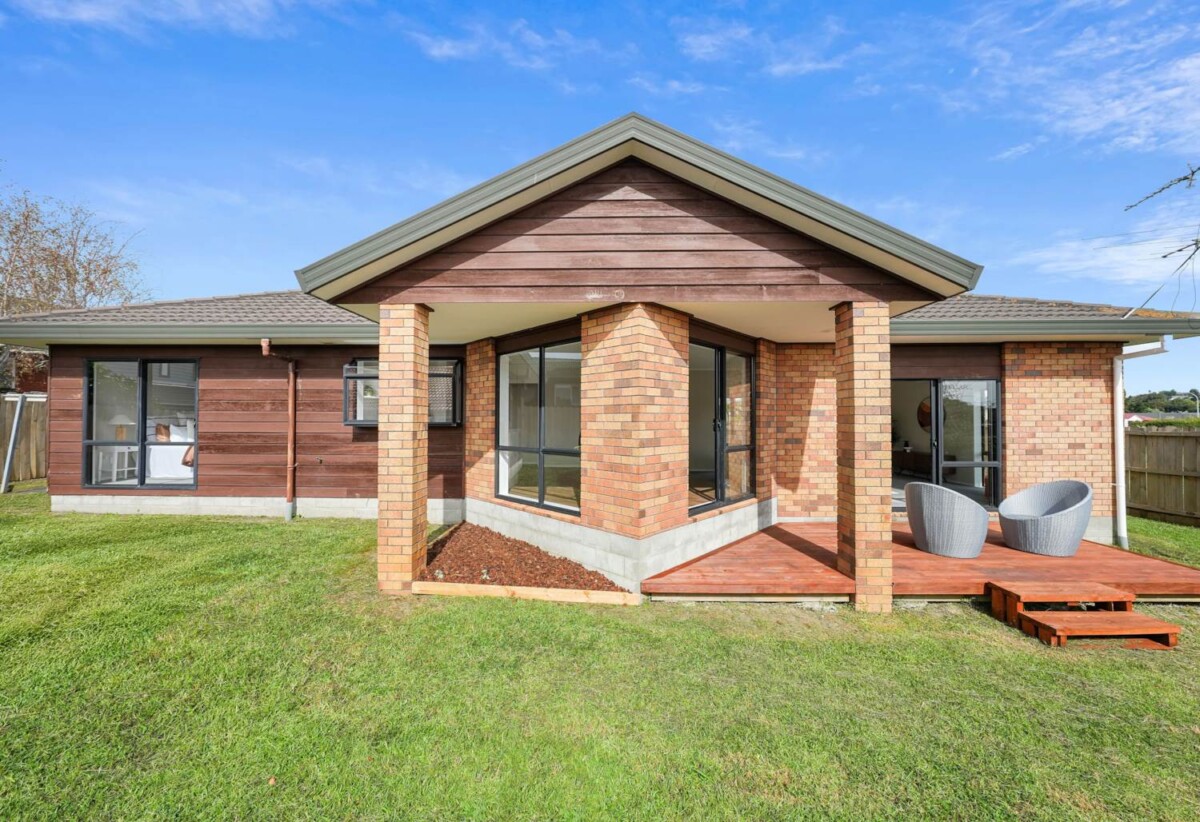 Parkside Living, Renovated Brick and tile 3 beds 1 bath house with double garage on 606m2 section, close to shops, shopping centres, schools, zoned for Riverhills School, Pakuranga Heights Intermediate, Howick Intermediate, Edgewater College, and Santa Maria College, 172 Burswood Drive, Burswood, Auckland