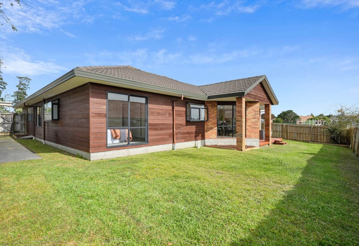 Parkside Living, Renovated Brick and tile 3 beds 1 bath house with double garage on 606m2 section, close to shops, shopping centres, schools, zoned for Riverhills School, Pakuranga Heights Intermediate, Howick Intermediate, Edgewater College, and Santa Maria College, 172 Burswood Drive, Burswood, Auckland