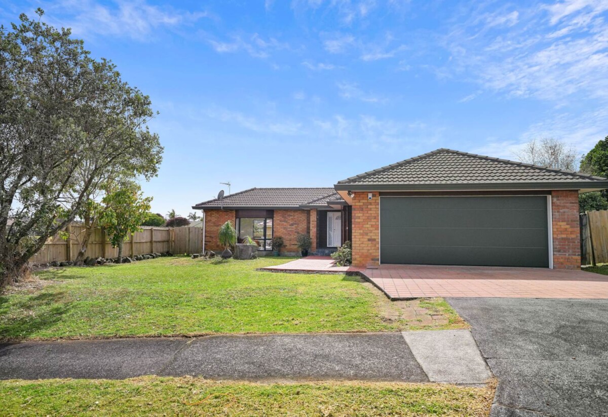 Parkside Living, Renovated Brick and tile 3 beds 1 bath house with double garage on 606m2 section, close to shops, shopping centres, schools, zoned for Riverhills School, Pakuranga Heights Intermediate, Howick Intermediate, Edgewater College, and Santa Maria College, 172 Burswood Drive, Burswood, Auckland