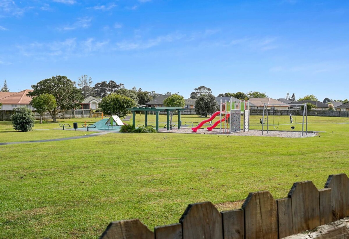 Parkside Living, Renovated Brick and tile 3 beds 1 bath house with double garage on 606m2 section, close to shops, shopping centres, schools, zoned for Riverhills School, Pakuranga Heights Intermediate, Howick Intermediate, Edgewater College, and Santa Maria College, 172 Burswood Drive, Burswood, Auckland