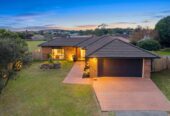 Parkside Living, Renovated Brick and tile 3 beds 1 bath house with double garage on 606m2 section, close to shops, shopping centres, schools, zoned for Riverhills School, Pakuranga Heights Intermediate, Howick Intermediate, Edgewater College, and Santa Maria College, 172 Burswood Drive, Burswood, Auckland