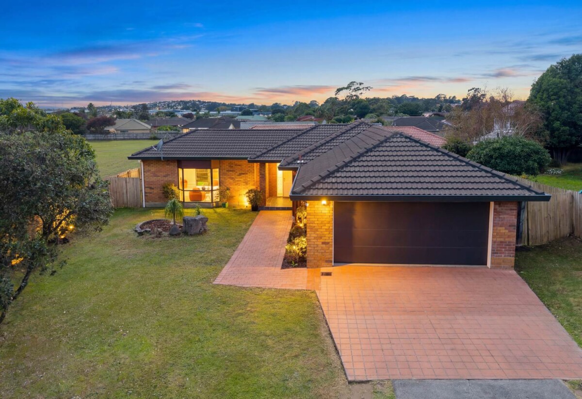 Parkside Living, Renovated Brick and tile 3 beds 1 bath house with double garage on 606m2 section, close to shops, shopping centres, schools, zoned for Riverhills School, Pakuranga Heights Intermediate, Howick Intermediate, Edgewater College, and Santa Maria College, 172 Burswood Drive, Burswood, Auckland