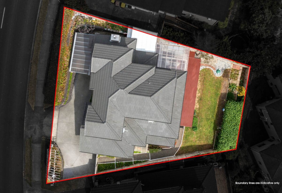 Renovated 6 beds 4 baths house with double garage on 507m2 section, zoned for top schools—including Albany Junior and Senior High—and moments from Westfield Albany, golf club, motorway access, 92 Schnapper Rock Road, Albany, Auckland