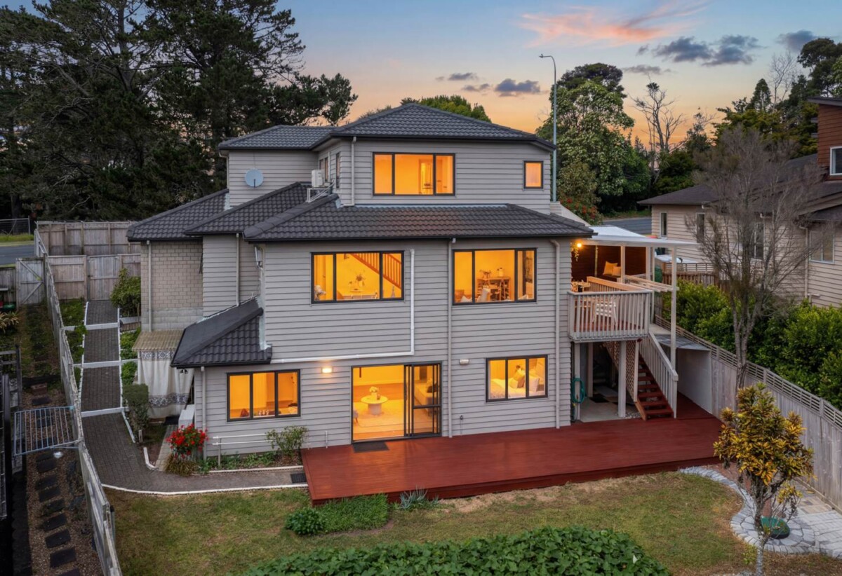 Renovated 6 beds 4 baths house with double garage on 507m2 section, zoned for top schools—including Albany Junior and Senior High—and moments from Westfield Albany, golf club, motorway access, 92 Schnapper Rock Road, Albany, Auckland