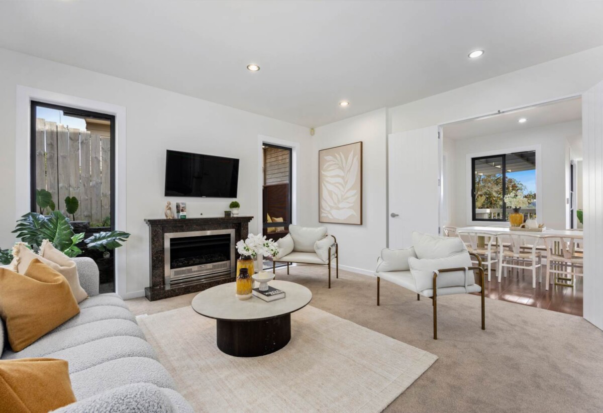 Renovated 6 beds 4 baths house with double garage on 507m2 section, zoned for top schools—including Albany Junior and Senior High—and moments from Westfield Albany, golf club, motorway access, 92 Schnapper Rock Road, Albany, Auckland