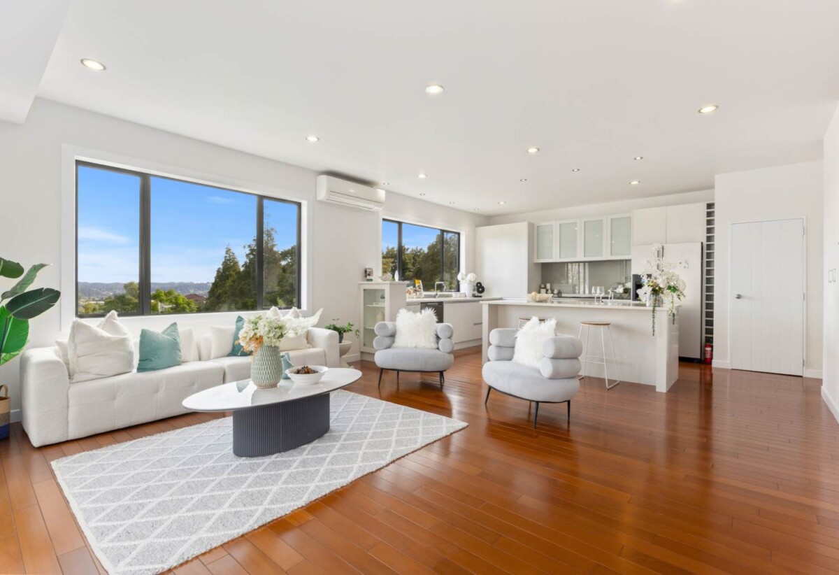 Renovated 6 beds 4 baths house with double garage on 507m2 section, zoned for top schools—including Albany Junior and Senior High—and moments from Westfield Albany, golf club, motorway access, 92 Schnapper Rock Road, Albany, Auckland