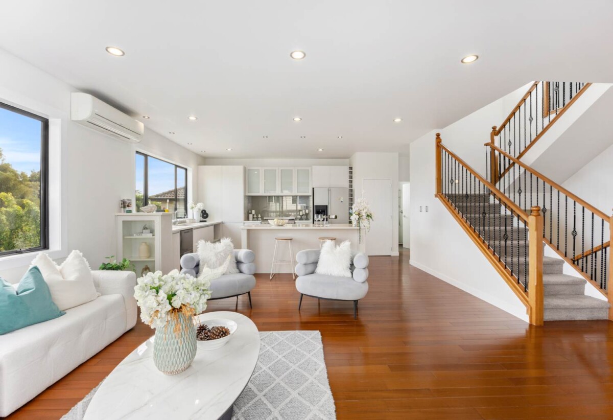 Renovated 6 beds 4 baths house with double garage on 507m2 section, zoned for top schools—including Albany Junior and Senior High—and moments from Westfield Albany, golf club, motorway access, 92 Schnapper Rock Road, Albany, Auckland