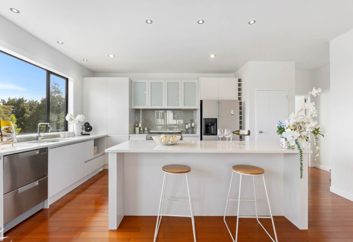 Renovated 6 beds 4 baths house with double garage on 507m2 section, zoned for top schools—including Albany Junior and Senior High—and moments from Westfield Albany, golf club, motorway access, 92 Schnapper Rock Road, Albany, Auckland