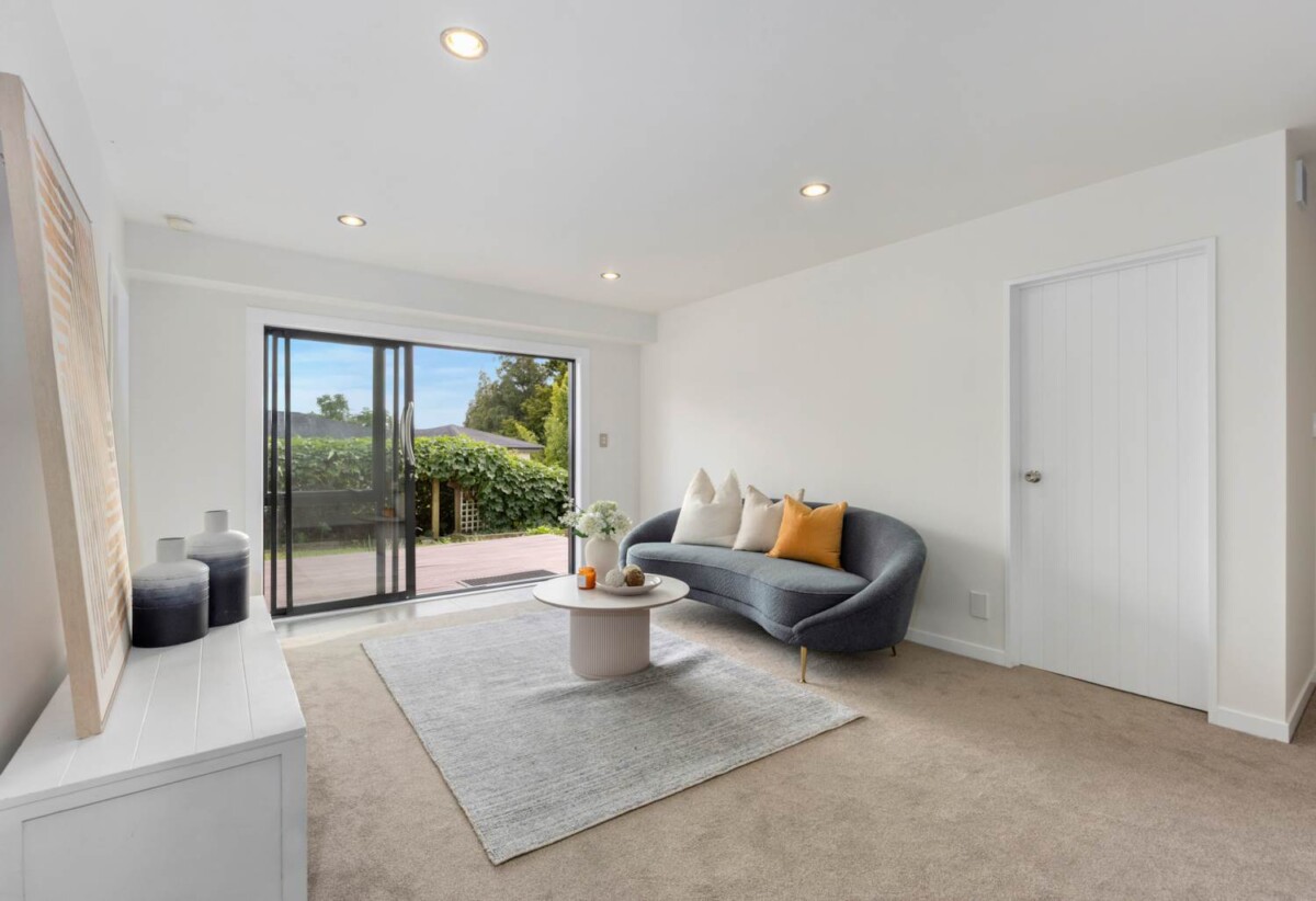 Renovated 6 beds 4 baths house with double garage on 507m2 section, zoned for top schools—including Albany Junior and Senior High—and moments from Westfield Albany, golf club, motorway access, 92 Schnapper Rock Road, Albany, Auckland