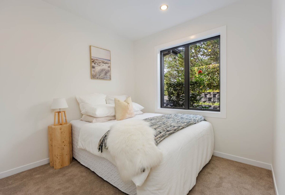 Renovated 6 beds 4 baths house with double garage on 507m2 section, zoned for top schools—including Albany Junior and Senior High—and moments from Westfield Albany, golf club, motorway access, 92 Schnapper Rock Road, Albany, Auckland