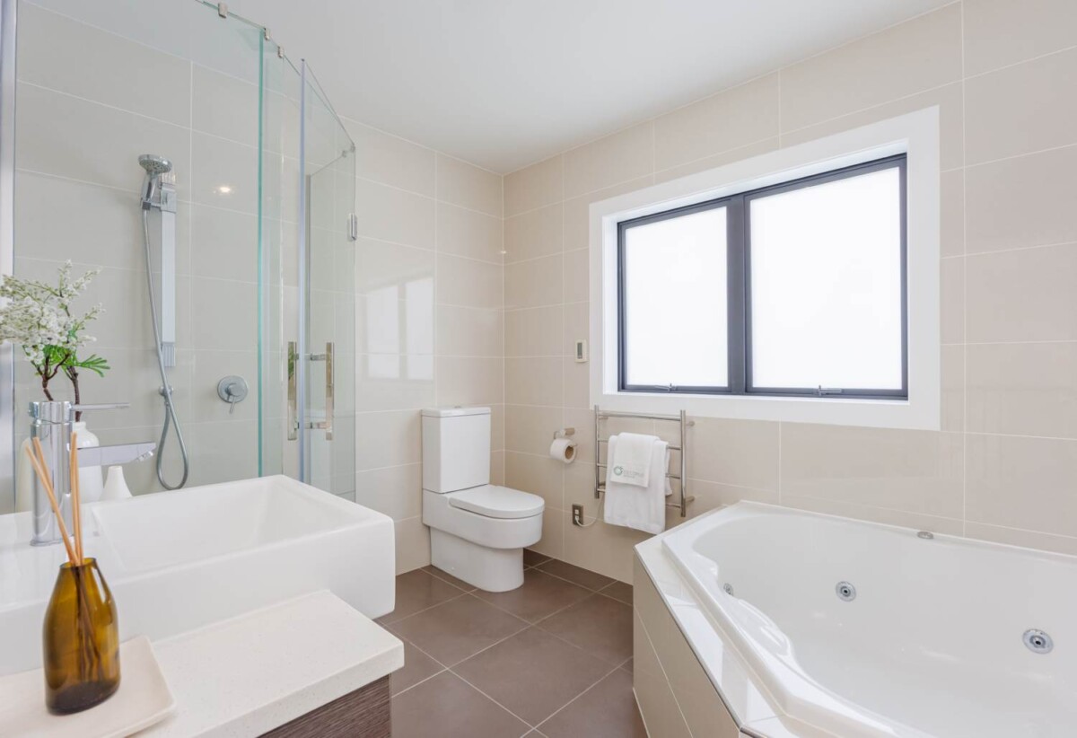 Renovated 6 beds 4 baths house with double garage on 507m2 section, zoned for top schools—including Albany Junior and Senior High—and moments from Westfield Albany, golf club, motorway access, 92 Schnapper Rock Road, Albany, Auckland