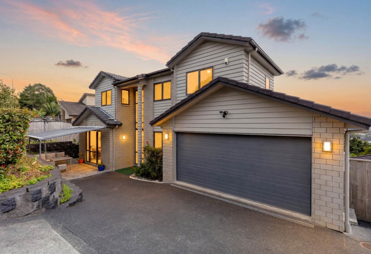 Renovated 6 beds 4 baths house with double garage on 507m2 section, zoned for top schools—including Albany Junior and Senior High—and moments from Westfield Albany, golf club, motorway access, 92 Schnapper Rock Road, Albany, Auckland