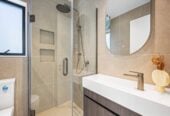 10-Year Master Build Guarantee, Built in lift, 260m2 Standalone freehold 4 beds 4.5 baths house with double garage, 4 ensuites, close to beach, shops, schools, 0.8 km to Takapuna School, 6/4 Tennyson Avenue, Takapuna, Auckland