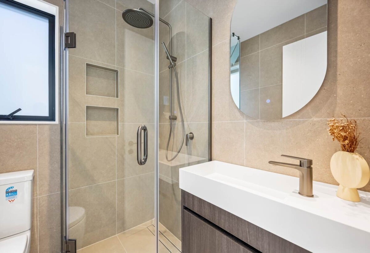 10-Year Master Build Guarantee, Built in lift, 260m2 Standalone freehold 4 beds 4.5 baths house with double garage, 4 ensuites, close to beach, shops, schools, 0.8 km to Takapuna School, 6/4 Tennyson Avenue, Takapuna, Auckland