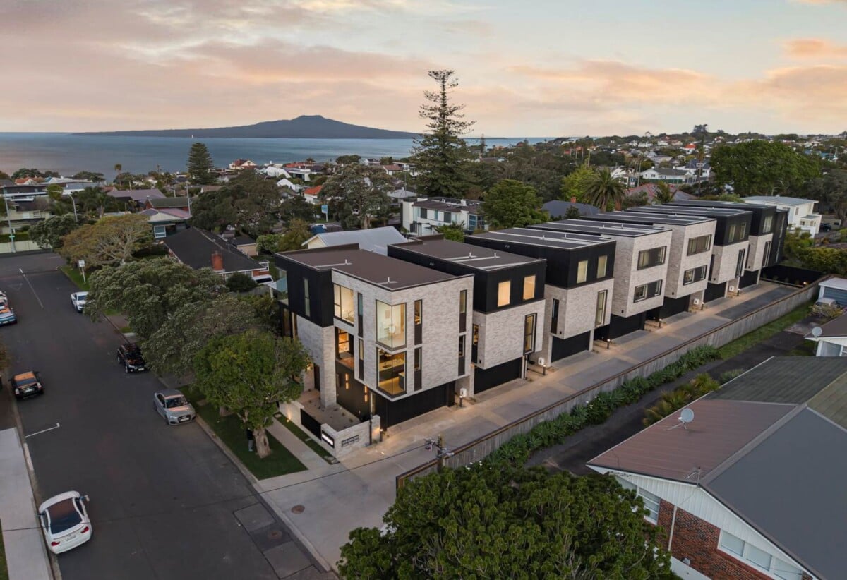 10-Year Master Build Guarantee, Built in lift, 260m2 Standalone freehold 4 beds 4.5 baths house with double garage, 4 ensuites, close to beach, shops, schools, 0.8 km to Takapuna School, 6/4 Tennyson Avenue, Takapuna, Auckland