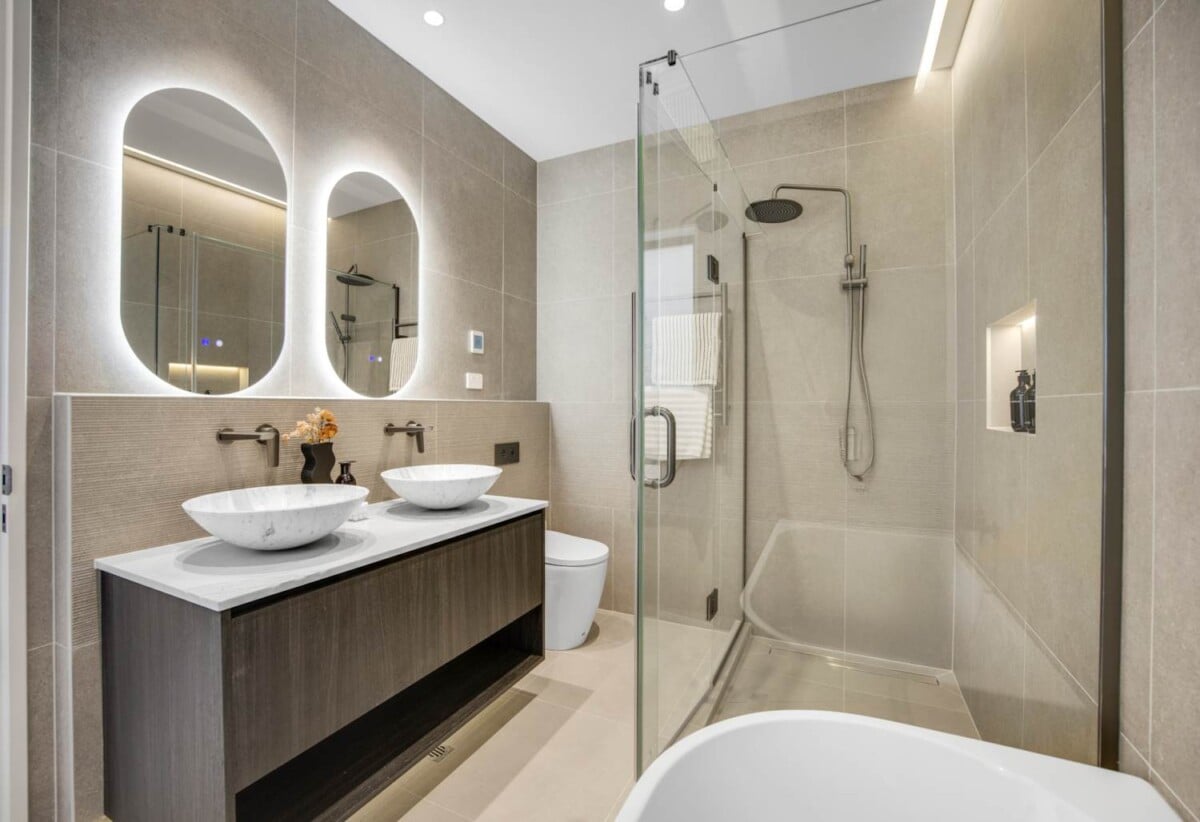 10-Year Master Build Guarantee, Built in lift, 260m2 Standalone freehold 4 beds 4.5 baths house with double garage, 4 ensuites, close to beach, shops, schools, 0.8 km to Takapuna School, 6/4 Tennyson Avenue, Takapuna, Auckland