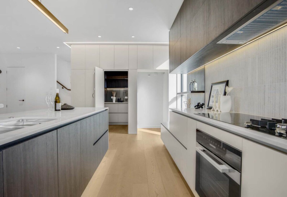 10-Year Master Build Guarantee, Built in lift, 260m2 Standalone freehold 4 beds 4.5 baths house with double garage, 4 ensuites, close to beach, shops, schools, 0.8 km to Takapuna School, 6/4 Tennyson Avenue, Takapuna, Auckland
