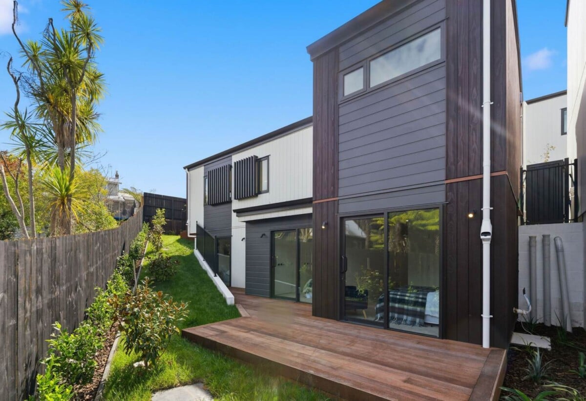 Motivated vendor, Rangitoto College zone, Standalone Brandnew 3 beds 2.5 baths home with garage, with Rothesay Bay Beach just a short stroll away and Browns Bay village nearby, 0.2 km to Browns Bay School, Lot 9/30 Kiteroa Terrace, Rothesay Bay, Auckland