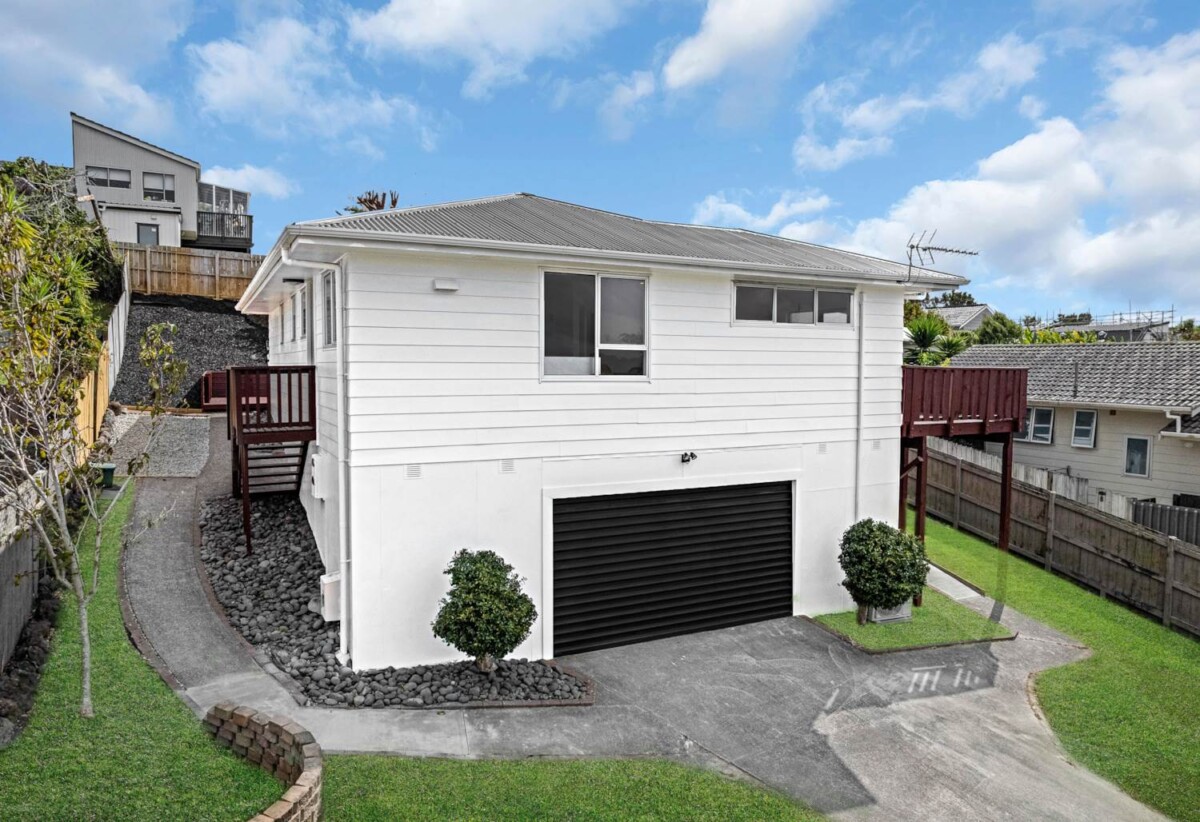 Double Westlake school zone, Renovated 3 beds 1 bath house with garage on 665m2 section, Close to Link Drive retail hub and Wairau Park, Glenfield Mall and local amenities, schools, motorway access, 1.2 km to Glenfield Intermediate School, 6 Celeste Place, Totara Vale, Auckland