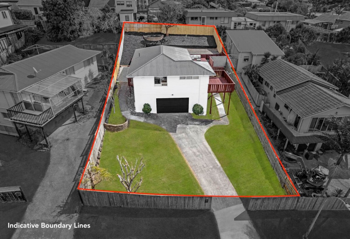 Double Westlake school zone, Renovated 3 beds 1 bath house with garage on 665m2 section, Close to Link Drive retail hub and Wairau Park, Glenfield Mall and local amenities, schools, motorway access, 1.2 km to Glenfield Intermediate School, 6 Celeste Place, Totara Vale, Auckland