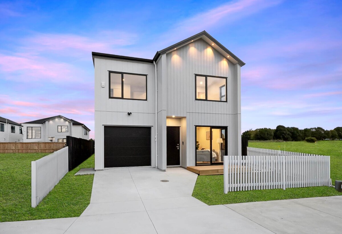3 ensuites, 2 kitchens, Brandnew 5 beds 4.5 baths house with garage and 1 bed granny, Central heating, motivated vendor, close to schools, shops, motorway access, 43 Derbyshire Lane, Karaka, Auckland
