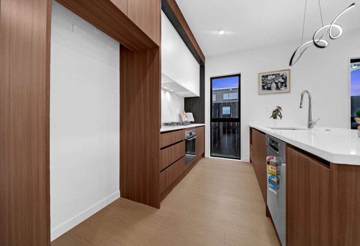 3 ensuites, 2 kitchens, Brandnew 5 beds 4.5 baths house with garage and 1 bed granny, Central heating, motivated vendor, close to schools, shops, motorway access, 43 Derbyshire Lane, Karaka, Auckland