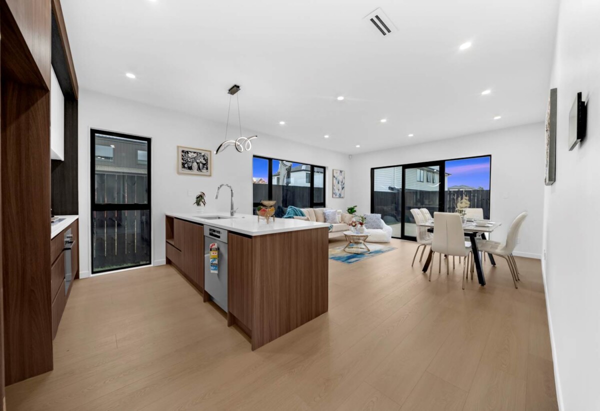 3 ensuites, 2 kitchens, Brandnew 5 beds 4.5 baths house with garage and 1 bed granny, Central heating, motivated vendor, close to schools, shops, motorway access, 43 Derbyshire Lane, Karaka, Auckland