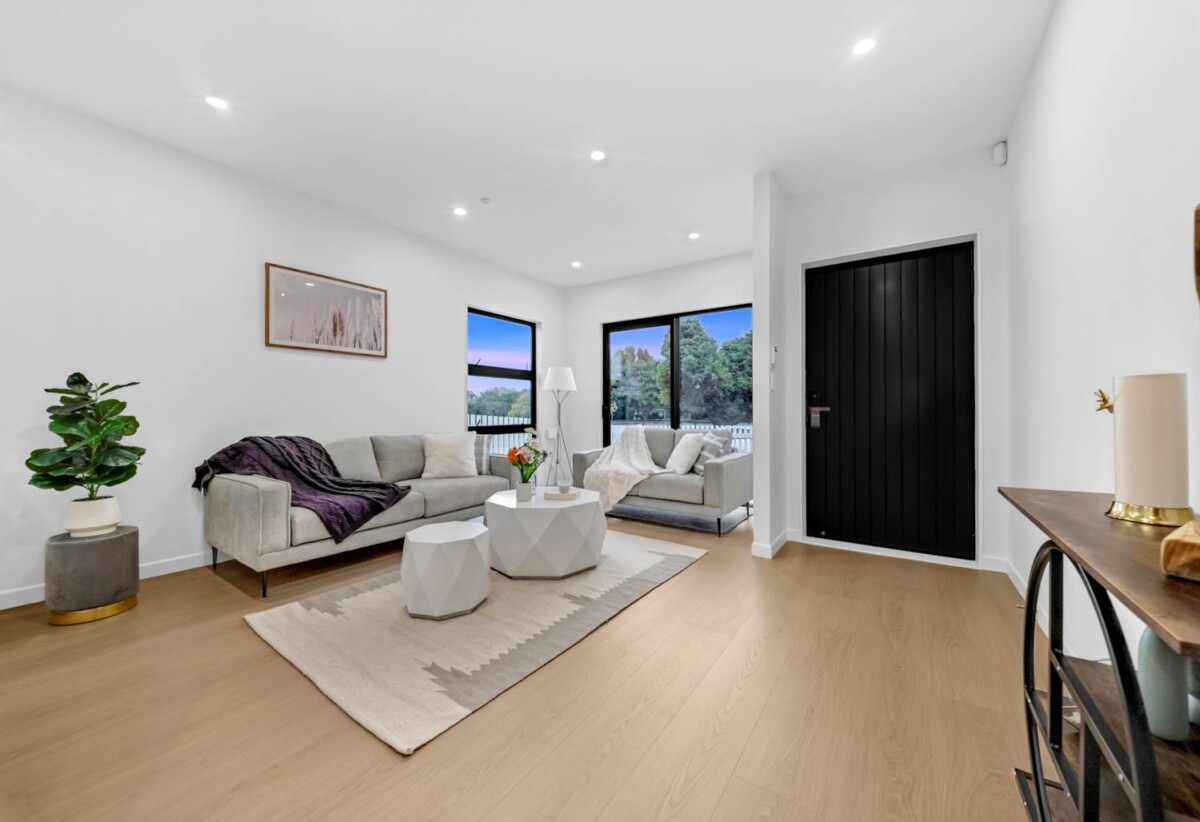 3 ensuites, 2 kitchens, Brandnew 5 beds 4.5 baths house with garage and 1 bed granny, Central heating, motivated vendor, close to schools, shops, motorway access, 43 Derbyshire Lane, Karaka, Auckland