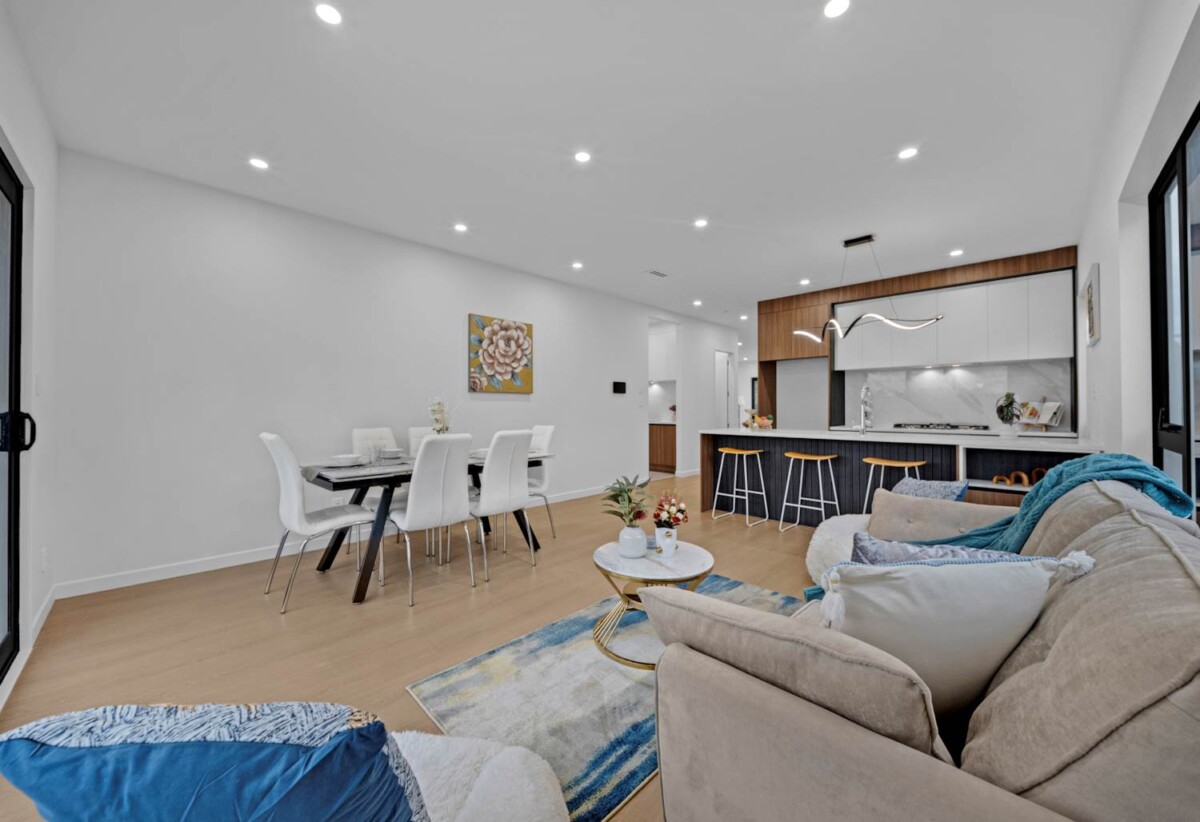 3 ensuites, 2 kitchens, Brandnew 5 beds 4.5 baths house with garage and 1 bed granny, Central heating, motivated vendor, close to schools, shops, motorway access, 43 Derbyshire Lane, Karaka, Auckland