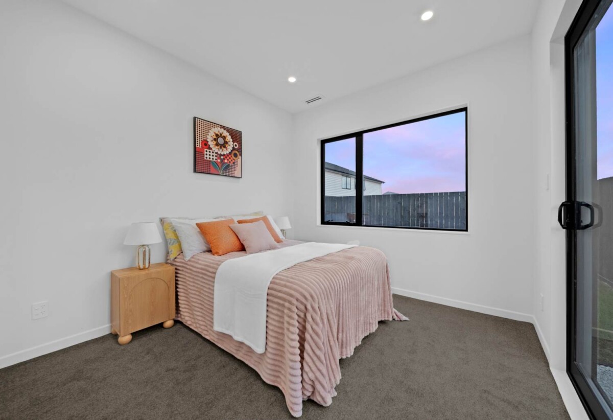 3 ensuites, 2 kitchens, Brandnew 5 beds 4.5 baths house with garage and 1 bed granny, Central heating, motivated vendor, close to schools, shops, motorway access, 43 Derbyshire Lane, Karaka, Auckland