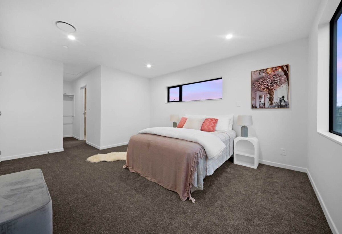 3 ensuites, 2 kitchens, Brandnew 5 beds 4.5 baths house with garage and 1 bed granny, Central heating, motivated vendor, close to schools, shops, motorway access, 43 Derbyshire Lane, Karaka, Auckland